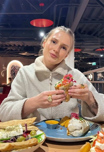 Tacosy chrupiące, burrito wypchane po brzegi, sałatka grecka świeżutkaaa i ogromna! No i grecka pita, dzięki której zatęskniłam za wakacjami 🤕 Połączenie greckiej i meksykańskiej kuchni totalnie się klei. Mniam! @santorini_salsa 🙌🏼🤘🏻🌸 [reklama] #greckiejedzenie #meksykanskiejedzenie #buritto #tacosy #gdziezjescwkrakowie #ugckrakow #cracowfood #dc