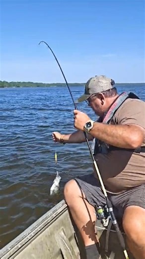 LOST IT!!! #crappiefishing #rippinglips #knifestuffwedo #lakeday #bloopers #outdoors #knifestuffwedo
