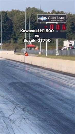 Kawasaki H1 500 vs Suzuki GT 750 | CycleDrag