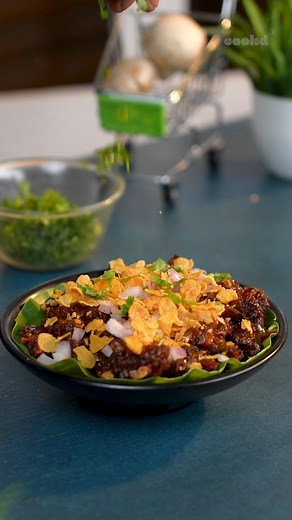 Cookd on Instagram: "Na ready dhan varava... Roadside Kaalan dhan tharava...💥 Find the LEO reference in the video 🔥 Roadside Kaalan Recipe: Cabbage - 250 g Mushroom - 250 g Maida - 2 tbsp Cornflour - 2 tbsp Rice flour - 1 tbsp Ginger garlic paste - 1 tbsp Salt - 1 tsp Red Chilli Powder - 1 tsp Oil - For Deep Frying Onion - 1 large (80 g) + 1 tbsp (for Garnish) Coriander leaf - 1 tbsp Curry leaf - 2 sprigs Red Chilli Powder - 1 tsp Garam Masala -1 tsp Soy Sauce - 2 tbsp Tomato Ketchup - 1 tbsp 