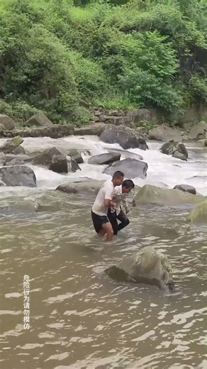 Dramatic moment! Almost drowned in a car accident#RoadRescue #Kindness #Inspiration #Rescue