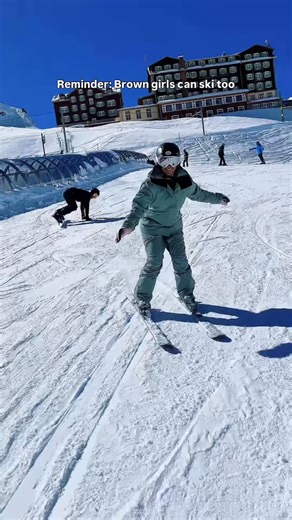 Absolutely Lucy | Solo Travel Content Creator & Blogger on Instagram: "Reminder for first-time skiers (particular brown girls) who are nervous 😬 If you’re desperate to learn how to ski, but you’re nervous to learn as an adult - you’re not alone! I remember being so intimidated because I didn’t see anyone who looked like me on the slopes, but brown girls can ski too!! I learned last year age 35 and I’m here to remind you that it’s never too late 🙌🏽 ⛷️ The best beginner ski tip I can give you? 