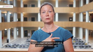 Hjælp dit barn med studievalg. Corona betyder desværre aflysning af en masse uddannelsesmesser, brobygning, besøg på arbejdspladser og andre aktiviteter, der hjælper børn og unge med at finde den rette hylde i uddannelses- og arbejdslivet. Heldigvis er der meget, forældre kan gøre, for at hjælpe børnene godt på vej – det fortæller professor i uddannelsesvejledning, Rie Thomsen om i videoen her. Den er produceret af "Dit Barns Fremtid", der er en del af de danske regioners indsats for at få flere