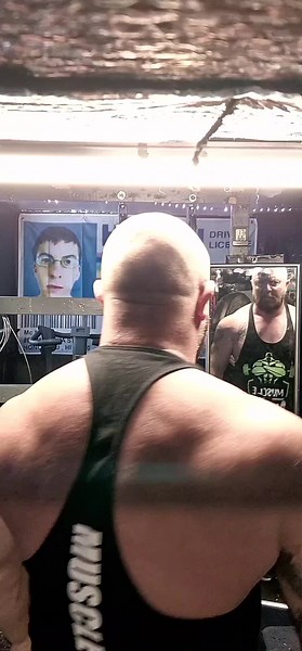 back and triceps #bodybuilder #muscle #nevergiveup #homegym