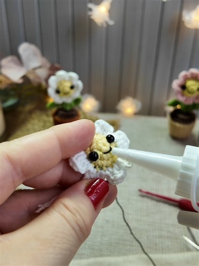 Create a Charming Crochet Daisy with Leftover Yarn