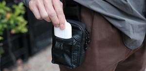 マグネット脱着がクセになるかも！ カードや小銭も入るから手ブラお出かけにも便利なマルチレザーキーケースを使ってみた