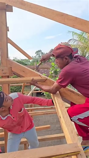 How to Install a Wooden Frame for Roof Installation
