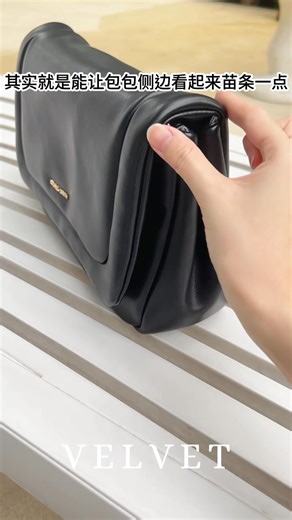 16K views · 23 reactions | 快开看看这通勤包简直美得不科学 居然软糯到让人忍不住想抱它 最妙的是 包口一变彩它瞬间变“斯文”了✨ - 上班/ 上课/ 通勤必备‼️ 它能提升整体的造型感～ 更让女孩从容地应对每一天的忙碌 https://rachelsmith.com.my/products/velvet-cloudy-tote-bag | Rachel Smith | Facebook