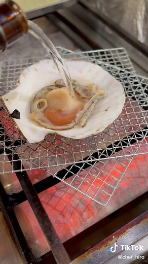 @ha_r_upk への返信 殻付きホタテ醤油焼き！へいおまち😎 #tiktokfood #tiktokrecipe #sushichef #chef #scallops #寿司屋 #ホタテ
