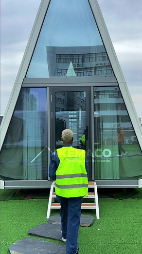 Plus besoin de briques. 🧱🚫 Les maisons capsules Kemaco sont déjà à Cotonou. Imaginez une maison moderne, élégante, livrée clé en main et installée en quelques jours. À l’intérieur, tout est pensé pour votre confort, jusqu’au dernier détail. Spacieux, luxueux, apaisant… Et même un étage pour votre intimité. Le futur de l’habitat est arrivé. 🇧🇯✨ —————————————————— No more bricks. 🧱🚫 Kemaco capsule homes are already in Cotonou. Imagine a modern, elegant, turnkey home installed in just days. E