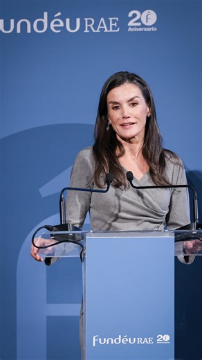 ELLE España on Instagram: "La reina Letizia ha presidido el acto conmemorativo del 20º aniversario de la Fundación del Español Urgente para fomentar un buen uso de la lengua española en los medios de comunicación. El discurso ha sido muy aplaudido ya que ha mostrado cercanía y espontaneidad, dejando claro una vez más que está a la orden del día de todo lo que pasa. Este ha sido su discurso en el que ha destacado: “Una materia que por cierto se hace más densa, más rica, más útil cuanto más se le