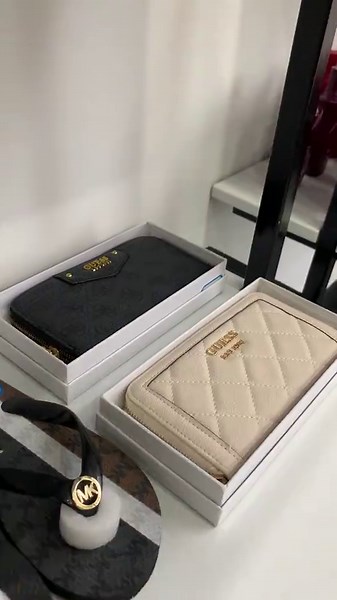 ⚜️ Guess | Zip Around Wallets • White | SRD 1500,- • Black | SRD 1350,- ⚜️ Michael Kors | Flip Flops • Jinx Black - Size 7 | SRD 1500,- • Multi-Color Brown - Size 6 | SRD 1300,- ⚜️ Calvin Klein | Cruzy Slipper • Brown - Size 8 & 9 | SRD 1200,- Now available at: 📍EVERYTHING, Lelydorp - Midtown Mall | Unit 4 📲Whatsapp: 597 8553840 Send us a DM for more info📥 #luxuria #fyp #suriname🇸🇷 #flipflops #guess