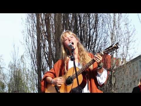 Alice Phoebe Lou - Berlin Blues - Live at Mauerpark Berlin - April 2015
