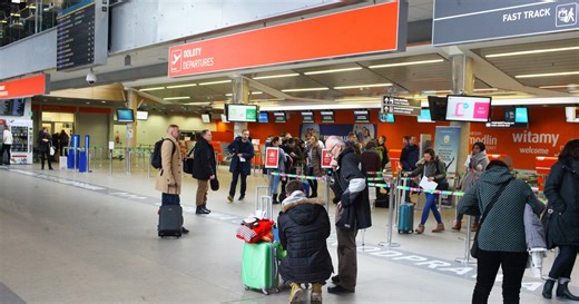 Ten przywilej na lotnisku jest darmowy i pewnie nawet o tym nie wiesz. Tylko jeden warunek