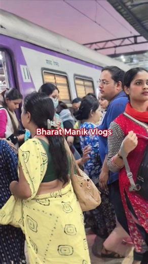 Mumbai local train crowd #train #mumbailocaltraincrowd #railway #metro #mumbai #mumbailocal #story