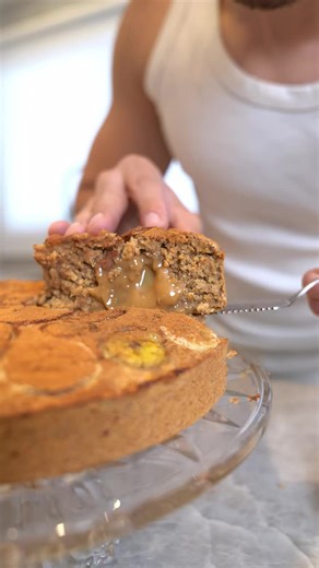 Bolo de Banana Trufado com Doce de Leite 🤤 QUE RECEITA CABULOOOOSA DE BOA! Não tem glúten... e ainda é FIT, né?! Simplesmente fantástica 😍🥹🤌🏼 Uma maravilha sem igual, um dos bolos mais deliciosos que eu já comi, JUROOOO PRA TI! 🤤🤤🤤 10/10 em todos os requisitos Marca o @ que vai cair de boca na banana com vc🤣🥰 | Gui Tank