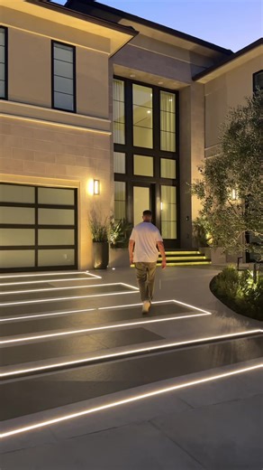 Enhance Curb Appeal with a Luxurious Front Yard