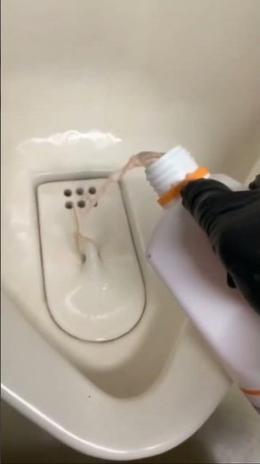 【札幌 トイレの詰まり 緊急対応】薬剤を使って男子便器のつまりを解消しました。