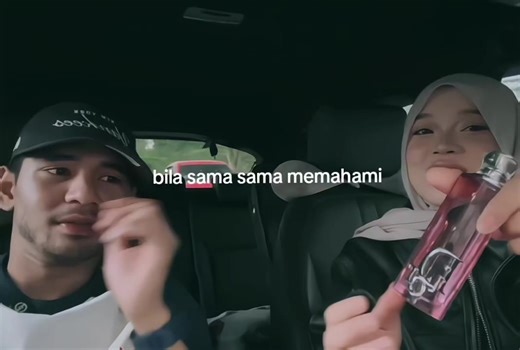 comel jee sorang ada effort nk hilangkan bau perfume sorang lagi cuba tenangkan diri @ᴋᴇᴋᴀɴᴅᴀ @c.hzrina Full vid yt ai Rina #karina #karinazen #fypシ #fyppppppppppppppppppppppp