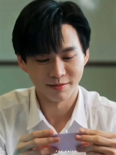 Có thứ gì đó đã âm thầm thay đổi 🫣🤭 Lúc đầu, không quan tâm lắm đến đồ em gửi, mặc kệ khi Arthit lấy ăn. Rồi từ từ quan tâm đến những dòng thư em gửi và ngày càng mong đợi. Tiếp theo đó, đọc thư của em và bất giác mỉm cười. Bắt đầu giữ đồ của em gửi không cho Arthit ăn nữa và ăn đồ em gửi. Và cuối cùng là gửi đồ uống em thích và hồi đáp lại thư của em 😌🤭❤️ #FoureverYou2EP3 #FoureverYouPart2 #BeverTonliew #bbeverpj #tonliewmtp