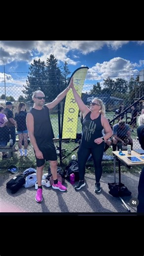 HYROX SIMULERINGSRACE på STC Åhus 25-26 april. Vi har arrangerat flera uppskattade race de senaste åren i singel- och dubbelklasserna. Nu är det dags att dra i gång RELAY-klassen också. I Relay ställer man upp med ett lag på 4 personer. Varje person kör två sträckor löpning och två övningar som laget delar precis som de vill. Perfekt för alla som inte provat Hyrox innan. Lördagen den 25/4 – RELAY RACE Dra ihop ett gäng från ditt företag, kollegor på jobb, kompisar eller varför inte din familj. S