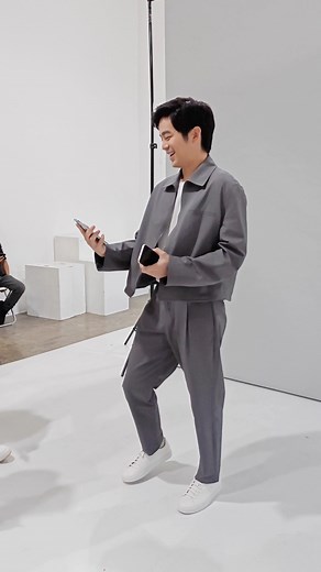 Sumabak din si Joshua Garcia sa tibay test ng #HONORX9c5G! 😌 Make that holiday dream a reality and get a 𝐅𝐑𝐄𝐄 𝐇𝐎𝐍𝐎𝐑 𝐆𝐢𝐟𝐭 𝐁𝐨𝐱 𝐰𝐨𝐫𝐭𝐡 ₱𝟏,𝟒𝟗𝟗! #Holideals2025 #AllAngleTripleDefense #TheToughestPhone | HONOR Philippines