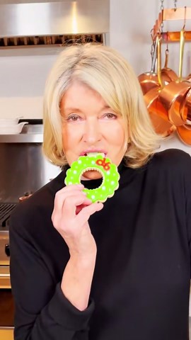 How to make royal icing for holiday sugar cookie decorating