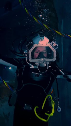 美女在迪拜体验重型潜水Discover Commercial Diving