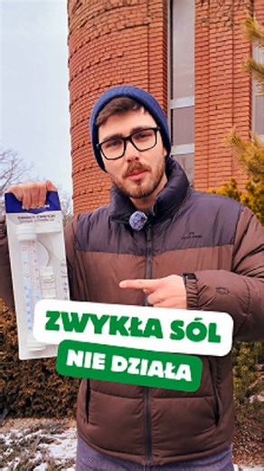 Fargo Chronimy Rośliny on Instagram: "Gdy mróz ścina wszystko wokół a zwykła sól staje się bezużyteczna, wtedy trzeba działać sprytniej. ❄️ Minus 17°C na termometrze to nie czas na półśrodki. W takich warunkach sól nie daje rady. To właśnie moment, w którym wchodzi chlorek wapnia. Skuteczniejszy i mocniejszy. Działa nawet przy -30°C, ale uwaga: nie jest obojętny dla zieleni. Jeśli walczysz z lodem to rób to mądrze. Technologia jest, rozwiązania są, tylko trzeba z nich dobrze korzystać. 👉 Znasz 