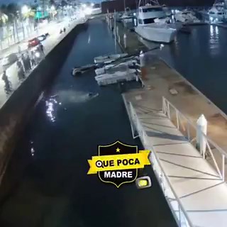 ‼️IMPRESIONANTE‼️😱💥 COCHE VUELA POR LOS AIRES EN VERACRUZ; TERMINA EN EL MAR 🚨Una cámara de seguridad captó el momento justo en que un conductor pierde el control de su vehículo cuando manejaba en dirección de #BocaDelRío a #Veracruz, dando como resultado que saliera volando hacía unas pequeñas embarcaciones que se encontraban en La Marina Veramar.Por fortuna todo quedó en daños materiales y el joven que iba a bordo, salió ileso. @GobiernoVer