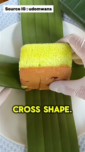 Perfect pandan cake wrapping with banana leaves