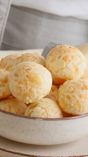 Cómo hacer Chipa, para disfrutarlos en casa 🧉 Una receta bien fácil y que no podés dejar de hacer en casa, literalmente en minutos se prepara todo y se hornean!! 😍 Ingredientes - Fécula de Mandioca 300 Gr. - Manteca / Mantequilla 50 Gr. (blanda/pomada) - Leche 100 Ml. - Huevo 2 u. - Pizca de Sal - Queso Duro 50 Gr. (ej: Sardo, Parmesano) - Queso Semiduro 150 Gr. (ej: Pategrás, Gruyere) 🧀 *Rinde 25 Chipa (25 gr. cada uno aprox.) Antes de comenzar, rallar los Quesos y reservar. *Puede ser bien