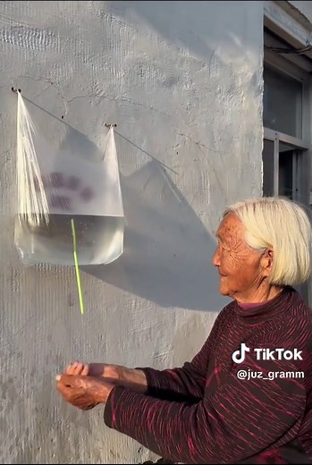 #салафан #вода #трубичка #технологии #мастеркласс | pouring water out of glass physics
