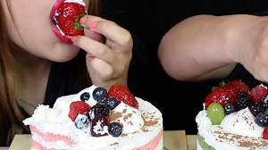 ASMR BIRTHDAY CAKE RACE EATING COMPETITION MUKBANG CHALLENGE GREEN TEA STRAWBERRY CREAM CAKE 먹방 | Kim&Liz ASMR