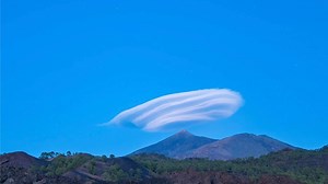 Stunning timelapse of lenticular cloud