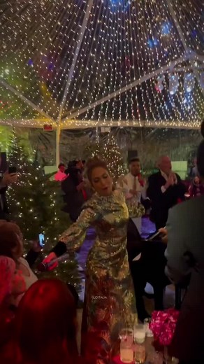 Her Christmas parties 🎄✨♥️ #jlo #jenniferlopez