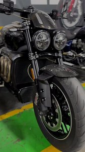 53K views · 499 reactions | The world's largest production motorbike engine ‍ The Triumph Rocket III rocks this 2500cc BEAST, the biggest ever fitted to a production motorcycle 掠 #motorcycle #moto #bikelife #motorbike #triumph #rocket | SuperBike Factory | Facebook