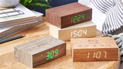 Flip Click Clock: la sveglia touch in legno con 6 mesi di autonomia