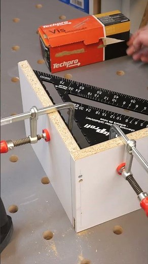 L'ultime outil pour bien assembler tes panneaux !!! Une équerre de charpentier