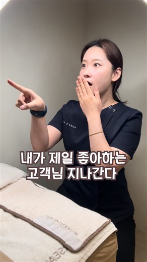 대구슈퍼젝션 | 동대구피부관리 | 신천동피부관리 | 스킨포시즌 on Instagram: "제가 제일 좋아하는 시즌님은 바로 이걸 보고 있는 시즌님 😎❤️‍🔥 벌써 크리스마스 이브날이더라구요?! 시간왜이렇게 빠른지 ..ㅠㅠ 우리시즌님들은 오늘 계획이 뭐예요? 즐거운 크리스마스 이브 ~ 크리스마스보내세요🎄 저는 빨간날 예약원하시는 시즌님들덕에 퍼지지 않고 관리로 오늘내일 달려볼게요❤️‍🔥 + 연말이벤트 곧 마감인거 아시죠? 피부고민이 있다면 하루라도 빨리 시작하는것이 시간벌고 돈버는 길이라는 것 홈케어 & 샵관리 등 궁금한 점 있으시면 언제든지 카카오톡채널로 문의주세요❗️ #릴스 #대구슈퍼젝션"