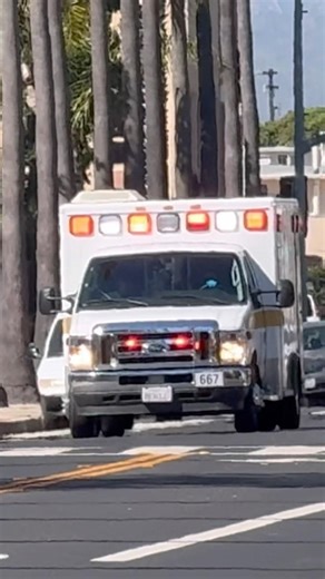 Gold Coast Ambulance 667 Responding Code 3! #shorts #vcfd #automobile