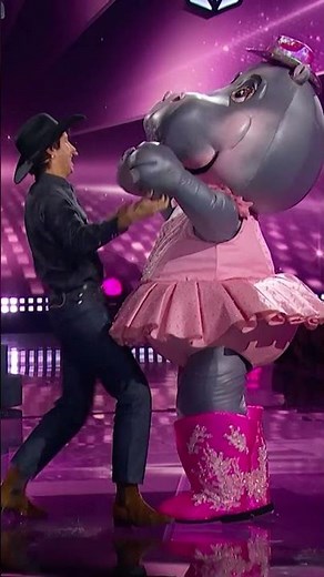 #JuanPaZurita saves TUTUPÓTAMA with a KISS 💋 #WhoIsTheMask 2024