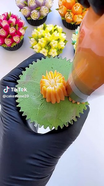 How to Pipe Beautiful Buttercream Flowers Using Russian Tips