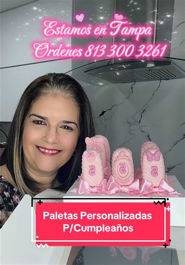 Paletas de Cake Pops decoradas y paletas de cake pops están diseñadas en tonos rosados con detalles elegantes perfectas para celebrar el cumpleaños de tu Nina con una temática inspirada en Minnie Mouse. Son ideales para mesas de dulces, fiestas infantiles, cumpleaños de niñas y celebraciones temáticas. Cada pieza está elaborada a mano con mucho cuidado para que tu evento luzca hermoso y lleno de detalles únicos. Disponibles por encargo en Tampa. #paletasdecoradas #tampadessert #cakepops #minniem