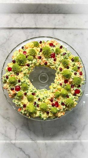 GialloZafferano on Instagram: "Insalata capricciosa, russa o di patate? Impiattiamola in modo elegante in pochissime mosse 🎄❤️😋 @dilettasecco @giallozafferano #giallozafferano #impiattamento #antipasto #insalata #russa #capricciosa #tutorial #christmas #natale #table #setting"