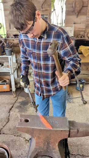 Last Friday’s railroad spike class. Heat, hammer, draw it out, add the twist, and clean it up. Simple material, clear steps, and a lot of good hammer control by the end of the night. Always a fun project to run. #blacksmithing #railroadspike #pnwmakers #forgedinoregon #familyprojects