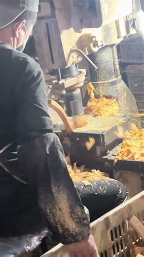 This is how the machine works to make ladles from wood #machineworks #ladle #wood #shorts