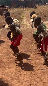 100K views · 2.2K reactions | AKUMBELE VIAJES es un proyecto que llegamos a etnias remotas en pleno Siglo XXI para comprender que las sociedades son muy variadas y distintas en el mundo. Y lo más importante, respetables. Pais Somba tiene una fortaleza muy potente etnográficamente con sus tradiciones y sus rituales. Los chicos siguen la tradición de sus danzas africanas. Adorando a sus espíritus. Vívelo con nosotros! #travel #quimfabregas #akumbele | Quim Fàbregas | Facebook