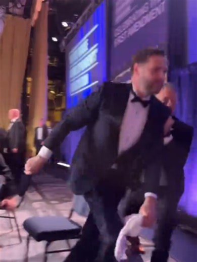 Secret Service Escorts JD Vance, Trump Surrounded After Dinner Incident