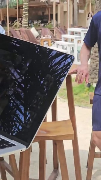 From eating phở on plastic stools to stepping into the fashion scene in Saigon — Vietnam really knows how to switch it up. This time it’s not street food, it’s street style. Shot with the Peekaboo filter, this outfit reveal hits different. Mixing TikTok trends with a bold summer look, modeling life in Vietnam feels like one big glow-up. Sometimes it’s bánh mì, sometimes it’s the runway.